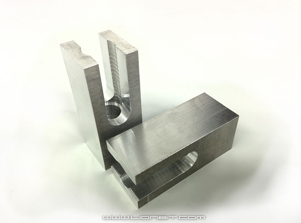 Aus einem Block wurden Blatthalterrohlinge