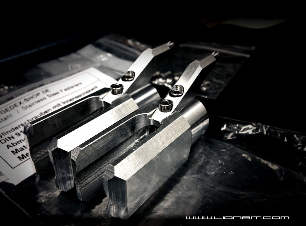 Die fast fertigen Blatthalter. Es fehlen nur noch die Bohrungen für die Blattschrauben