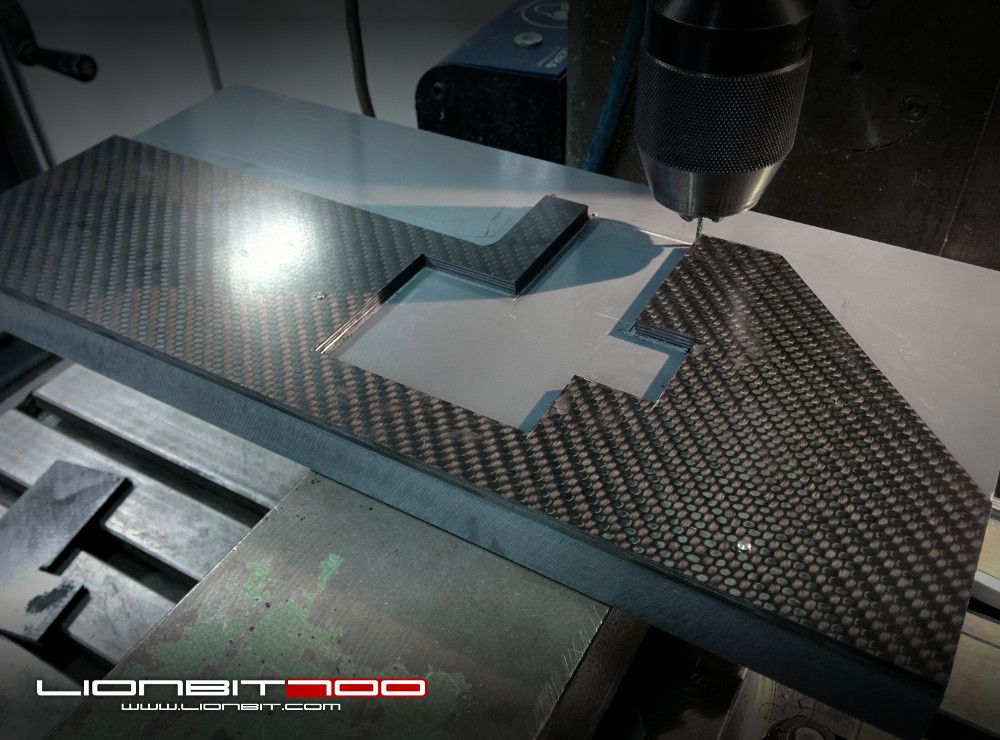 Die beiden Carbonplatten mit der Fräsunterlage verstiftet