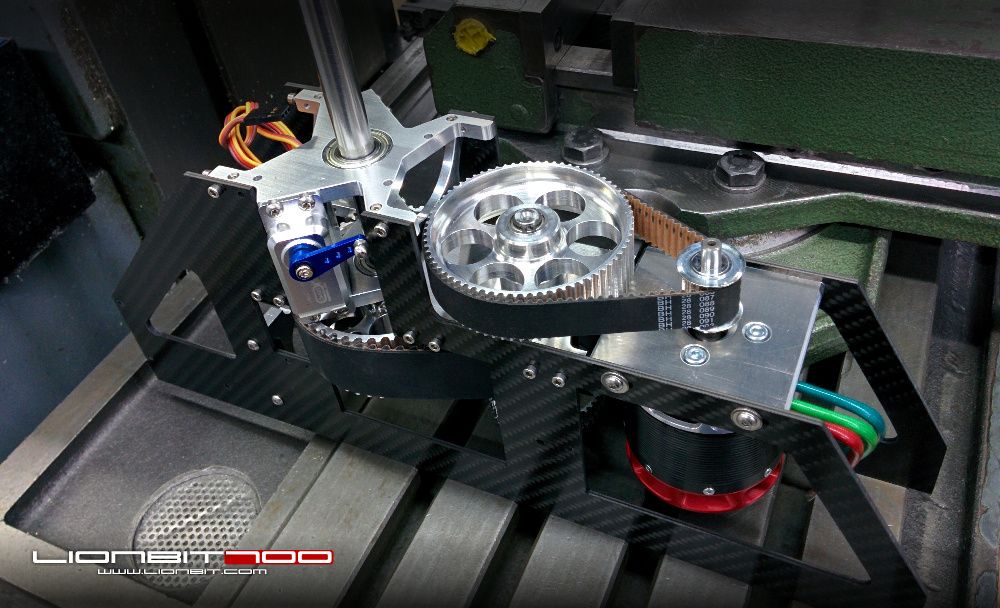 Erste Anprobe des Chassis Oberteils mit dem Hauptgetriebe