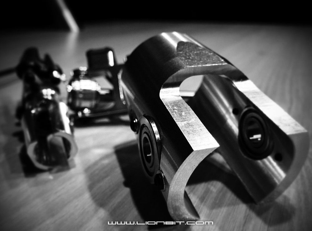 große Bundlager werden den Heckrotor sicher und spielfrei lagern